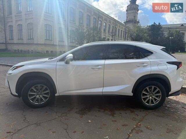 Белый Лексус НХ, объемом двигателя 2 л и пробегом 233 тыс. км за 22000 $, фото 2 на Automoto.ua