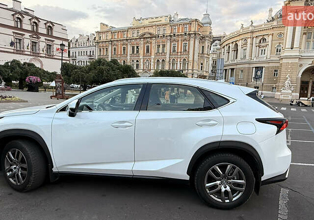 Белый Лексус НХ, объемом двигателя 1.99 л и пробегом 66 тыс. км за 32000 $, фото 2 на Automoto.ua