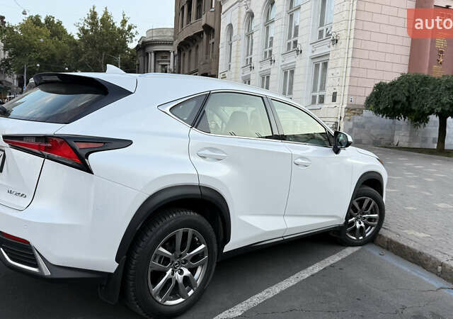 Белый Лексус НХ, объемом двигателя 1.99 л и пробегом 66 тыс. км за 32000 $, фото 4 на Automoto.ua