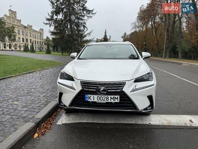 Белый Лексус НХ, объемом двигателя 2 л и пробегом 232 тыс. км за 28000 $, фото 1 на Automoto.ua