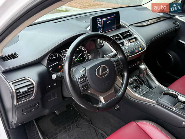 Білий Лексус НХ, об'ємом двигуна 1.99 л та пробігом 186 тис. км за 28300 $, фото 11 на Automoto.ua