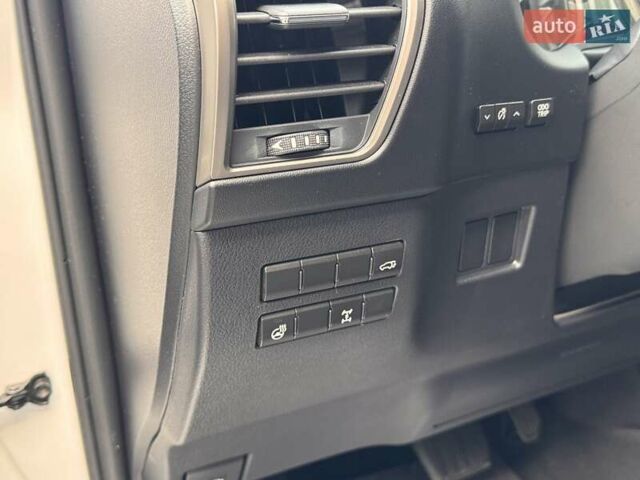 Білий Лексус НХ, об'ємом двигуна 1.99 л та пробігом 66 тис. км за 32900 $, фото 10 на Automoto.ua