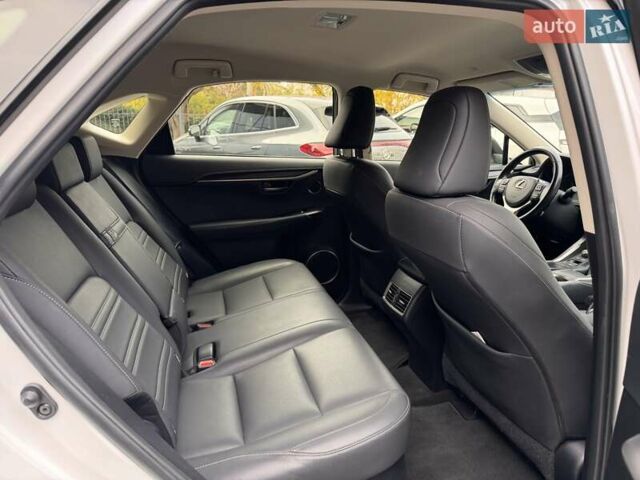 Білий Лексус НХ, об'ємом двигуна 1.99 л та пробігом 66 тис. км за 32900 $, фото 12 на Automoto.ua