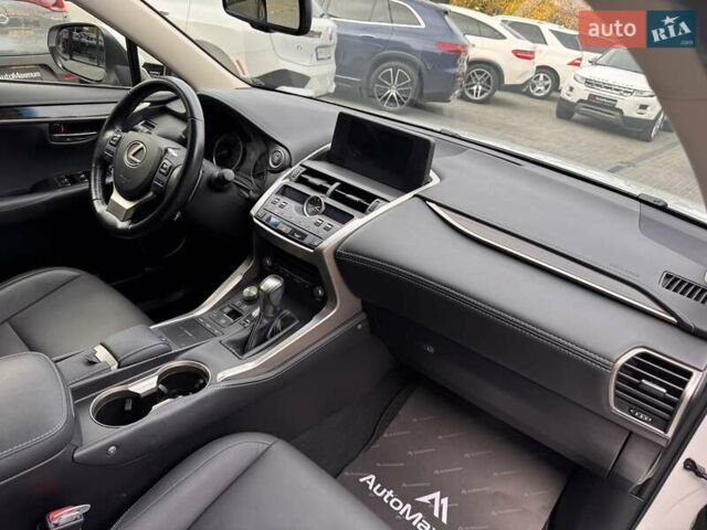 Білий Лексус НХ, об'ємом двигуна 1.99 л та пробігом 66 тис. км за 32900 $, фото 14 на Automoto.ua