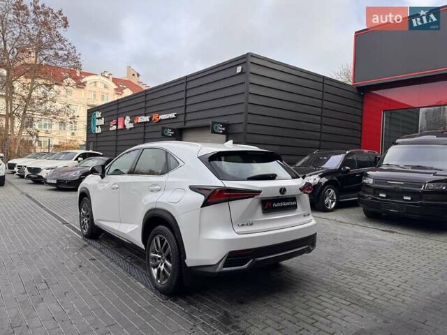 Білий Лексус НХ, об'ємом двигуна 1.99 л та пробігом 66 тис. км за 32900 $, фото 5 на Automoto.ua