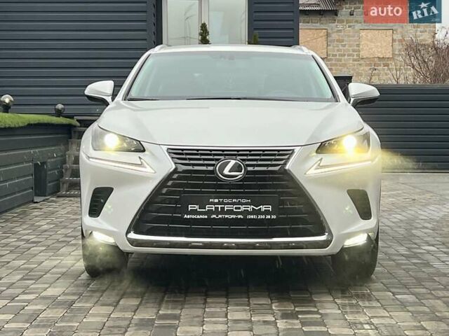 Белый Лексус НХ, объемом двигателя 1.99 л и пробегом 63 тыс. км за 30900 $, фото 1 на Automoto.ua