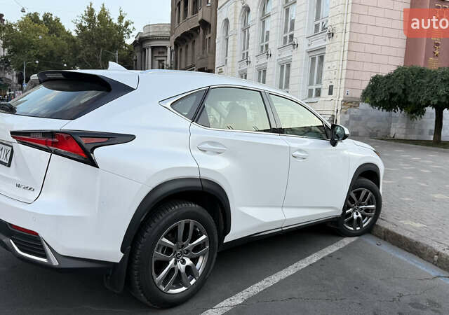 Белый Лексус НХ, объемом двигателя 1.99 л и пробегом 66 тыс. км за 32000 $, фото 3 на Automoto.ua