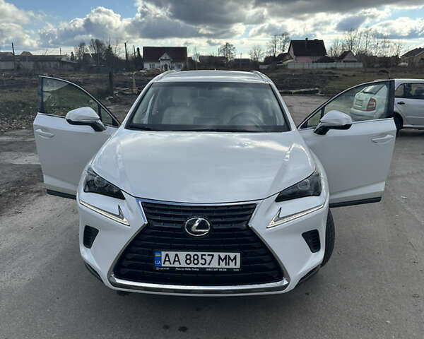 Белый Лексус НХ, объемом двигателя 1.99 л и пробегом 40 тыс. км за 35000 $, фото 4 на Automoto.ua