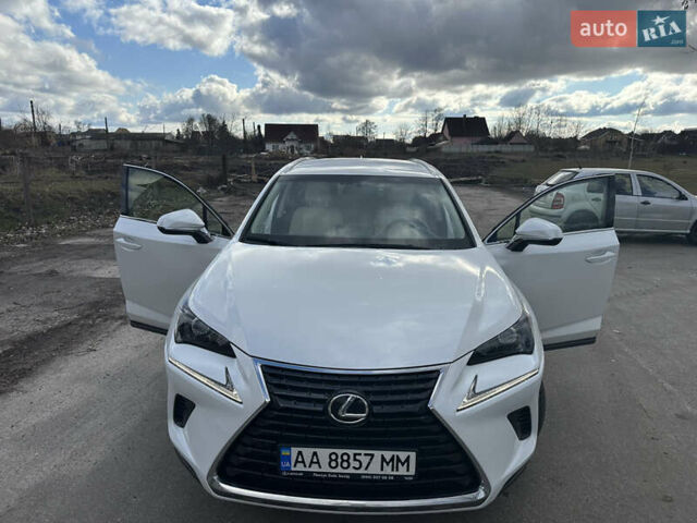 Белый Лексус НХ, объемом двигателя 1.99 л и пробегом 40 тыс. км за 35000 $, фото 2 на Automoto.ua