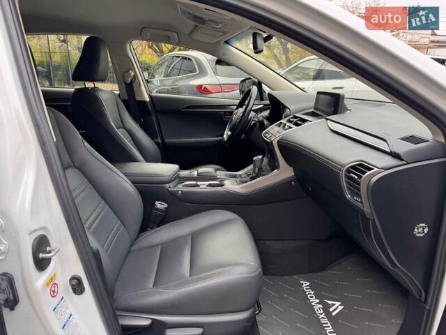 Білий Лексус НХ, об'ємом двигуна 1.99 л та пробігом 66 тис. км за 32900 $, фото 13 на Automoto.ua