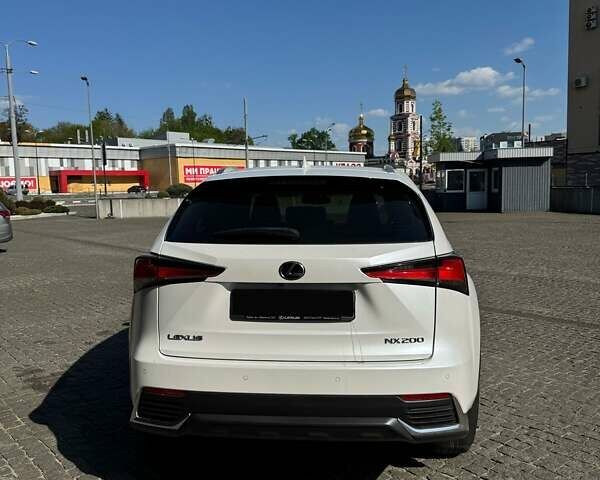 Білий Лексус НХ, об'ємом двигуна 1.99 л та пробігом 72 тис. км за 34000 $, фото 5 на Automoto.ua