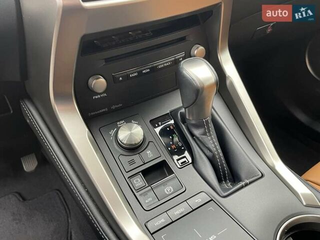 Білий Лексус НХ, об'ємом двигуна 2 л та пробігом 75 тис. км за 27000 $, фото 12 на Automoto.ua