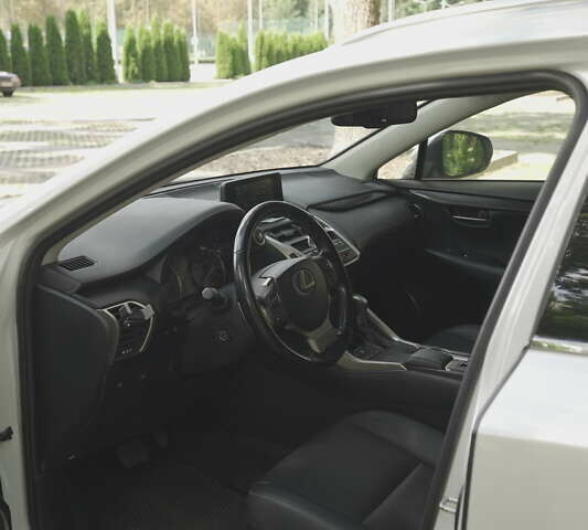 Білий Лексус НХ, об'ємом двигуна 2 л та пробігом 65 тис. км за 32000 $, фото 3 на Automoto.ua