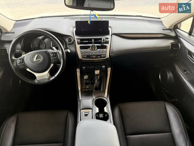 Белый Лексус НХ, объемом двигателя 2.49 л и пробегом 149 тыс. км за 29900 $, фото 3 на Automoto.ua