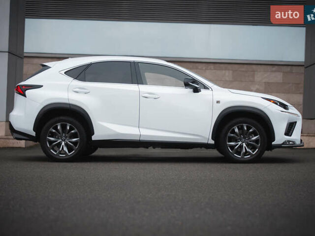 Белый Лексус НХ, объемом двигателя 2 л и пробегом 50 тыс. км за 26700 $, фото 2 на Automoto.ua