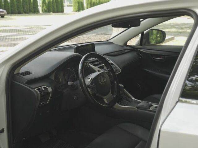 Білий Лексус НХ, об'ємом двигуна 2 л та пробігом 65 тис. км за 27900 $, фото 5 на Automoto.ua