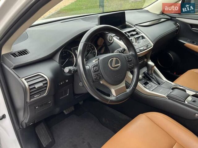 Білий Лексус НХ, об'ємом двигуна 2 л та пробігом 75 тис. км за 27000 $, фото 6 на Automoto.ua