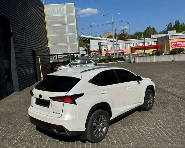 Білий Лексус НХ, об'ємом двигуна 1.99 л та пробігом 72 тис. км за 34000 $, фото 7 на Automoto.ua