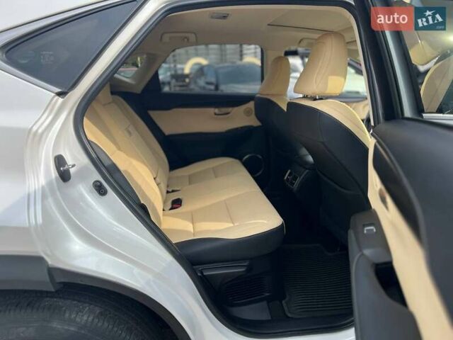 Білий Лексус НХ, об'ємом двигуна 2.49 л та пробігом 65 тис. км за 30700 $, фото 27 на Automoto.ua