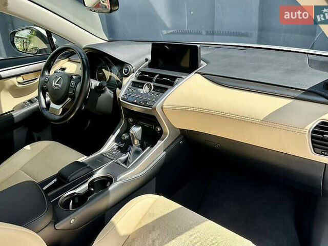 Білий Лексус НХ, об'ємом двигуна 2.49 л та пробігом 45 тис. км за 29799 $, фото 27 на Automoto.ua