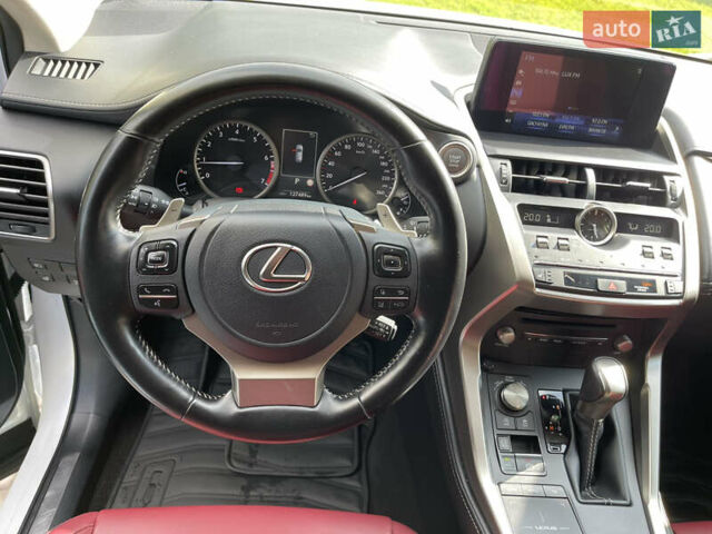 Білий Лексус НХ, об'ємом двигуна 1.99 л та пробігом 128 тис. км за 35500 $, фото 9 на Automoto.ua