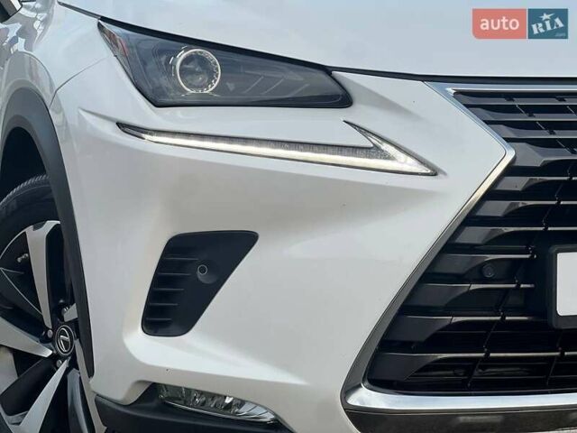 Білий Лексус НХ, об'ємом двигуна 2.49 л та пробігом 65 тис. км за 30700 $, фото 3 на Automoto.ua