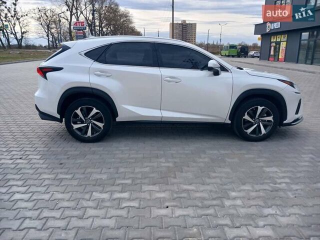 Белый Лексус НХ, объемом двигателя 2 л и пробегом 35 тыс. км за 31500 $, фото 4 на Automoto.ua