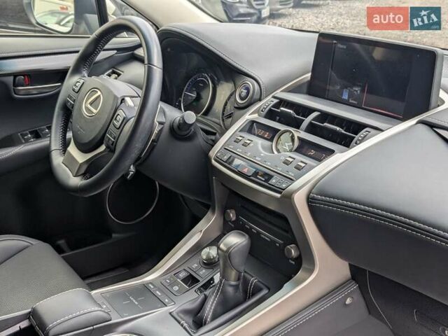 Білий Лексус НХ, об'ємом двигуна 2.49 л та пробігом 57 тис. км за 33700 $, фото 23 на Automoto.ua
