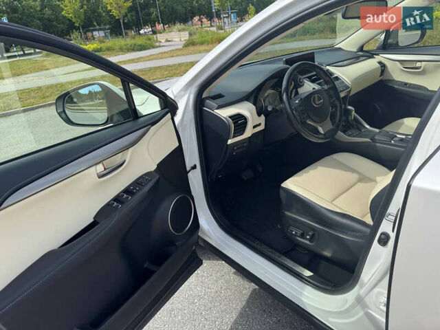 Белый Лексус НХ, объемом двигателя 2.49 л и пробегом 130 тыс. км за 25500 $, фото 3 на Automoto.ua
