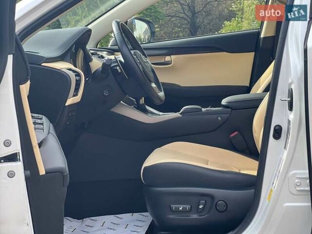 Белый Лексус НХ, объемом двигателя 2.49 л и пробегом 65 тыс. км за 32700 $, фото 14 на Automoto.ua