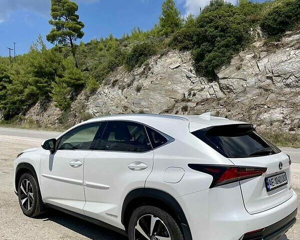 Белый Лексус НХ, объемом двигателя 2.5 л и пробегом 74 тыс. км за 43500 $, фото 3 на Automoto.ua