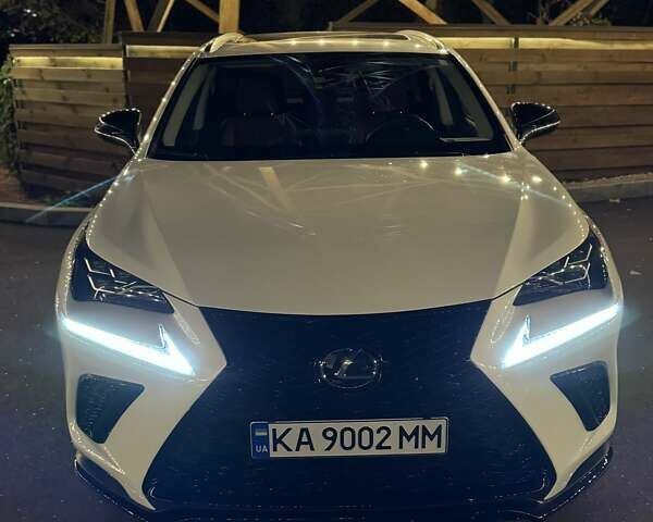 Белый Лексус НХ, объемом двигателя 2 л и пробегом 70 тыс. км за 32900 $, фото 2 на Automoto.ua