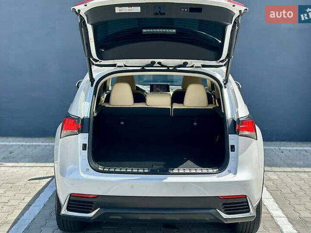 Білий Лексус НХ, об'ємом двигуна 2.49 л та пробігом 45 тис. км за 29799 $, фото 13 на Automoto.ua