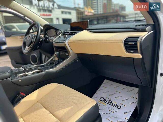 Білий Лексус НХ, об'ємом двигуна 2.49 л та пробігом 65 тис. км за 30700 $, фото 31 на Automoto.ua