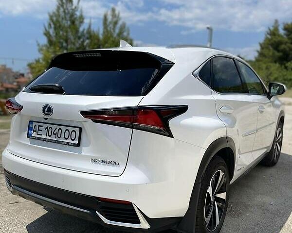 Белый Лексус НХ, объемом двигателя 2.5 л и пробегом 74 тыс. км за 43500 $, фото 4 на Automoto.ua