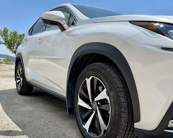 Белый Лексус НХ, объемом двигателя 2.5 л и пробегом 74 тыс. км за 43500 $, фото 1 на Automoto.ua