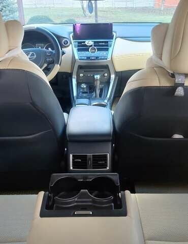 Белый Лексус НХ, объемом двигателя 2.49 л и пробегом 38 тыс. км за 39900 $, фото 54 на Automoto.ua