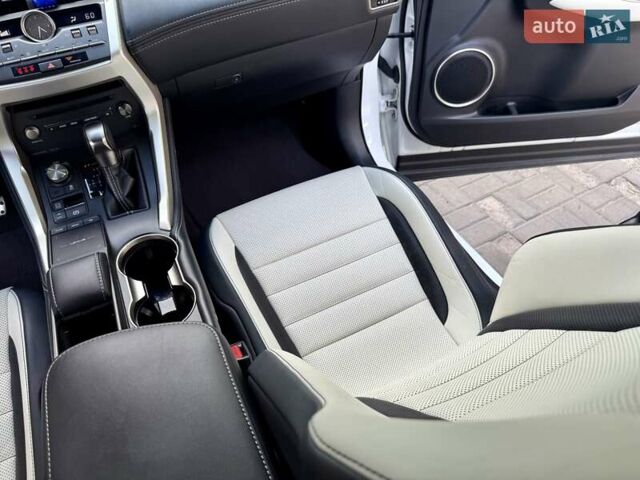 Белый Лексус НХ, объемом двигателя 2 л и пробегом 30 тыс. км за 25900 $, фото 28 на Automoto.ua