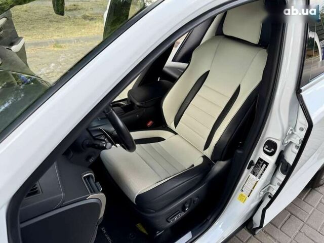 Белый Лексус НХ, объемом двигателя 2 л и пробегом 30 тыс. км за 26300 $, фото 24 на Automoto.ua