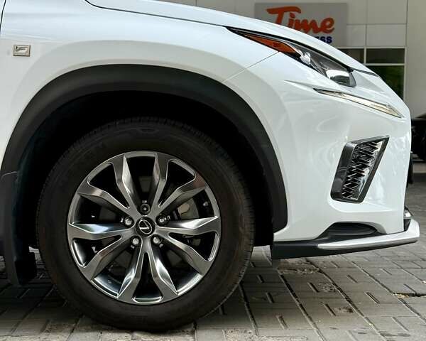 Белый Лексус НХ, объемом двигателя 2 л и пробегом 30 тыс. км за 25900 $, фото 12 на Automoto.ua