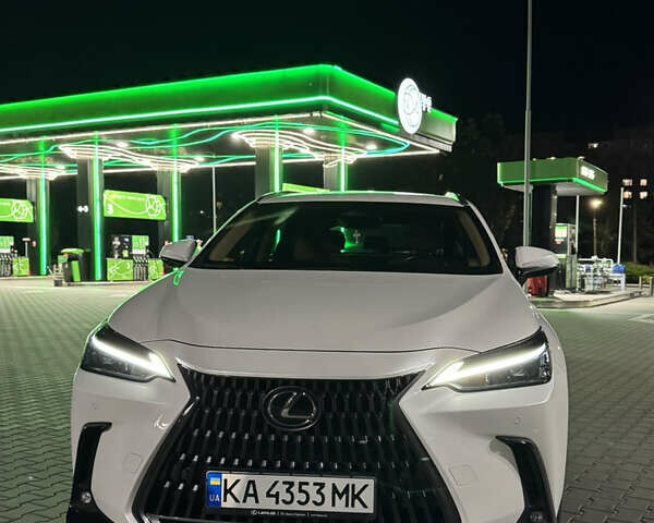 Белый Лексус НХ, объемом двигателя 2.49 л и пробегом 67 тыс. км за 51999 $, фото 1 на Automoto.ua