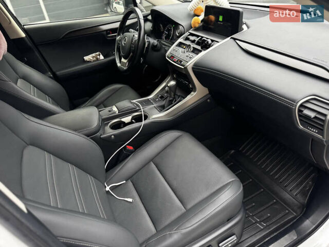 Белый Лексус НХ, объемом двигателя 2 л и пробегом 63 тыс. км за 28250 $, фото 56 на Automoto.ua