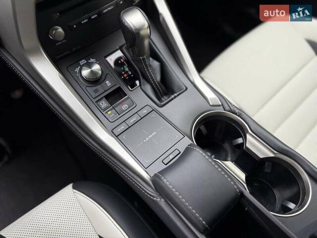 Білий Лексус НХ, об'ємом двигуна 2 л та пробігом 30 тис. км за 25800 $, фото 32 на Automoto.ua