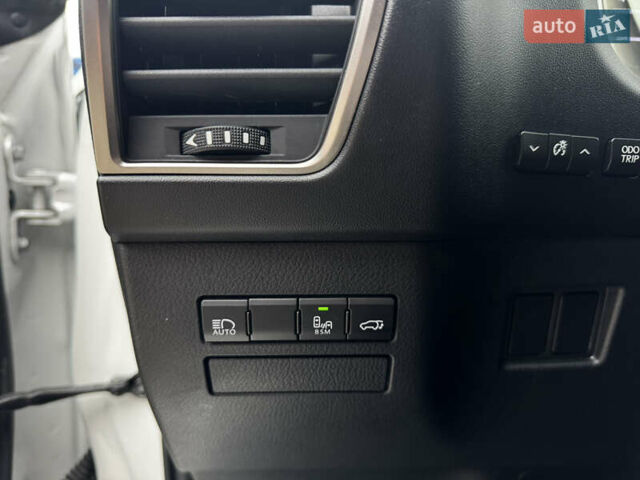 Белый Лексус НХ, объемом двигателя 2 л и пробегом 63 тыс. км за 28250 $, фото 25 на Automoto.ua