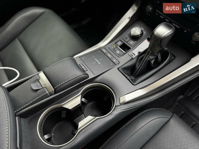 Белый Лексус НХ, объемом двигателя 2 л и пробегом 63 тыс. км за 28250 $, фото 59 на Automoto.ua