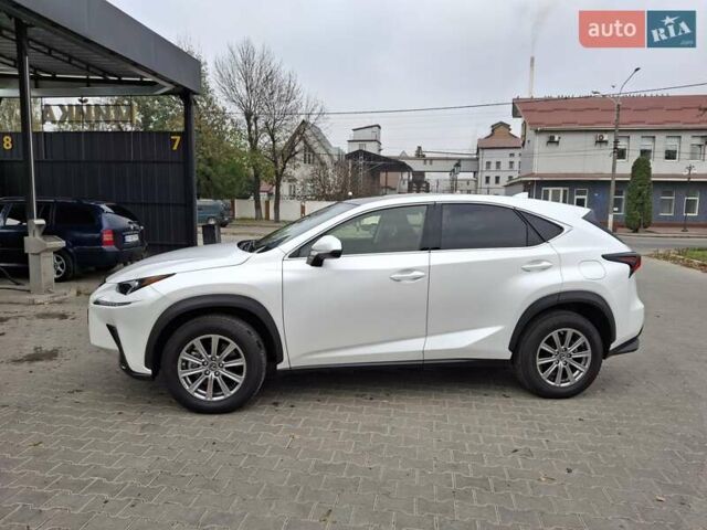 Белый Лексус НХ, объемом двигателя 2 л и пробегом 19 тыс. км за 34900 $, фото 2 на Automoto.ua