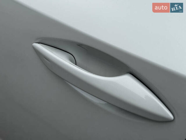 Белый Лексус НХ, объемом двигателя 2 л и пробегом 63 тыс. км за 28250 $, фото 18 на Automoto.ua