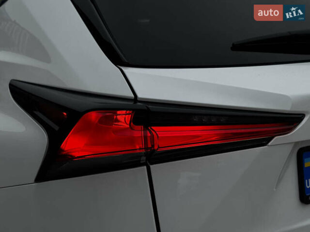 Белый Лексус НХ, объемом двигателя 2 л и пробегом 63 тыс. км за 28250 $, фото 14 на Automoto.ua