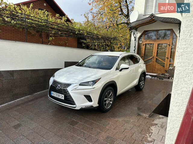 Белый Лексус НХ, объемом двигателя 2.49 л и пробегом 90 тыс. км за 38500 $, фото 1 на Automoto.ua