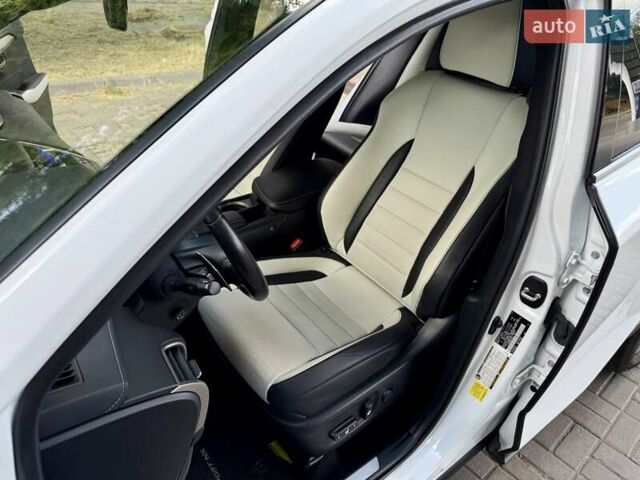 Белый Лексус НХ, объемом двигателя 2 л и пробегом 30 тыс. км за 25900 $, фото 24 на Automoto.ua